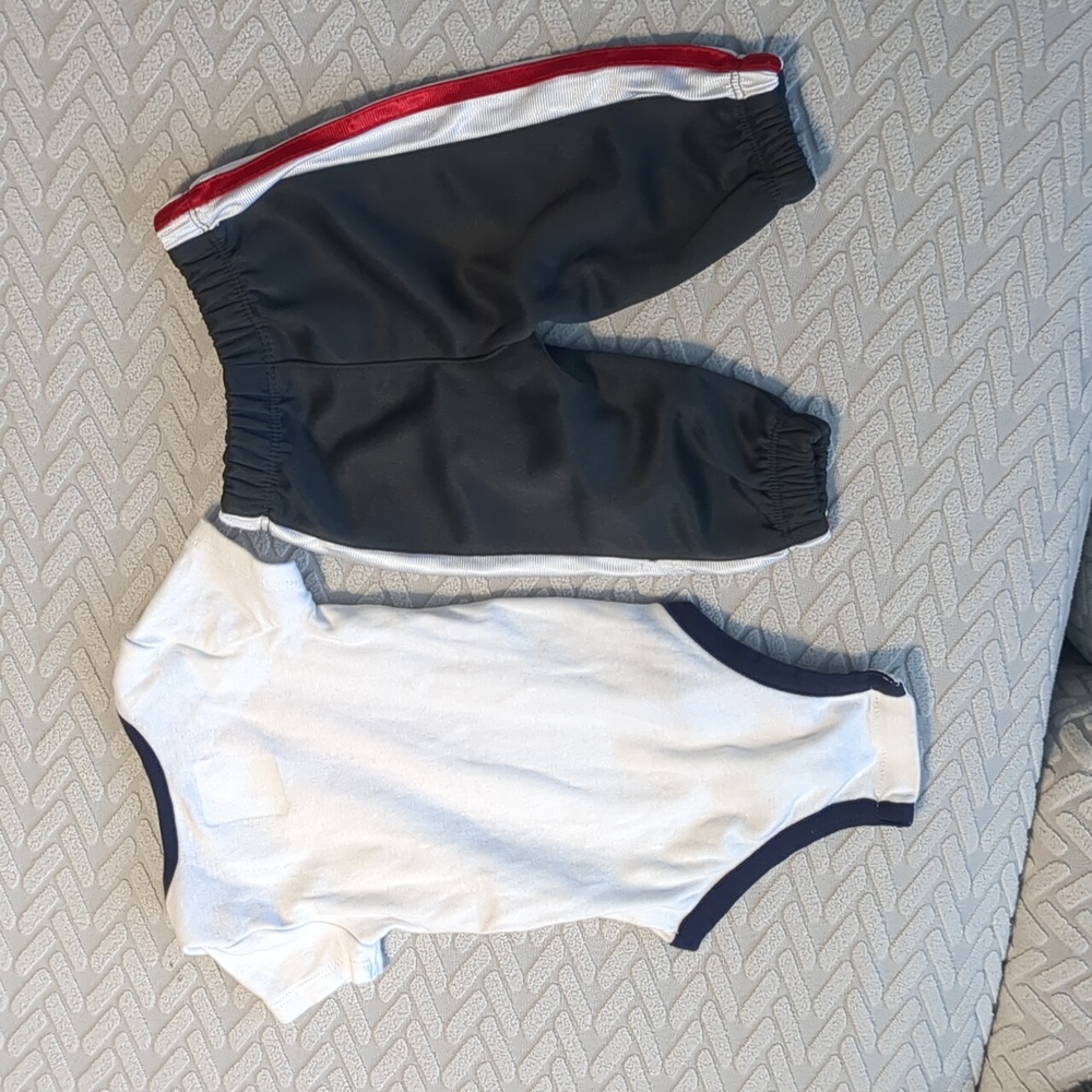 Baby Nike White and Navy Onesie with Gray Pants 3-6 Month - Picture 4 of 4